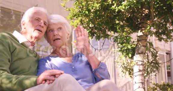 年长夫妇坐在一起视频的预览图