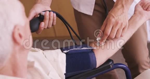 男性医生检查老年人血压视频的预览图