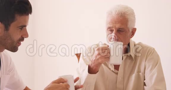 男医生和老人相互交流视频的预览图