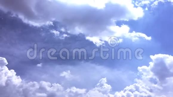 白云在蓝天上的烈日下消失了延时运动云蓝天背景蓝天云视频的预览图