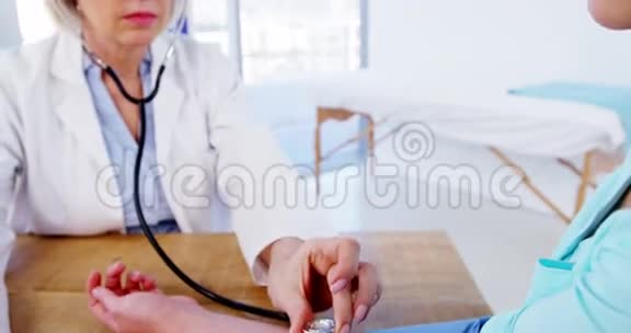 女医生检查病人血压视频的预览图