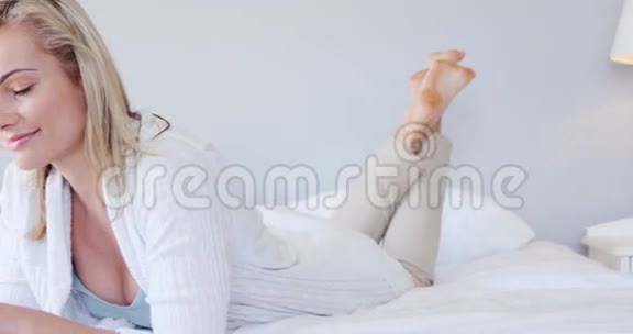 女人用笔记本电脑躺在床上视频的预览图