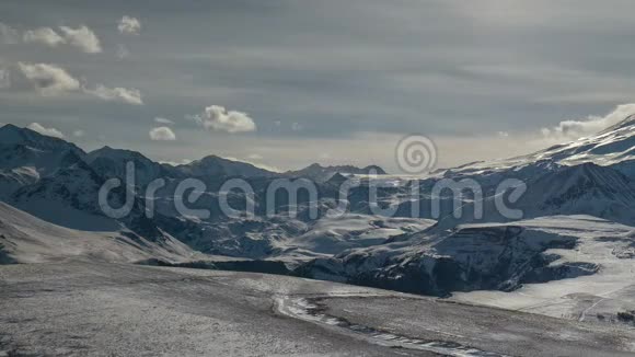 高加索山脉火山Elbrus上方云层的形成和运动视频的预览图