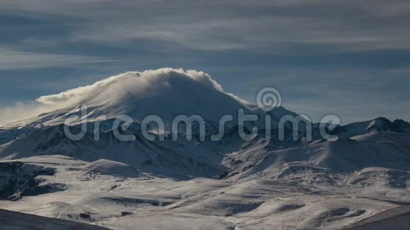 高加索山脉火山Elbrus上方云层的形成和运动视频的预览图