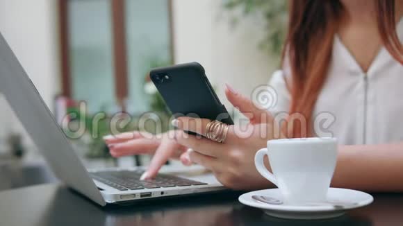 一位女士在房间里用电脑和电话视频的预览图