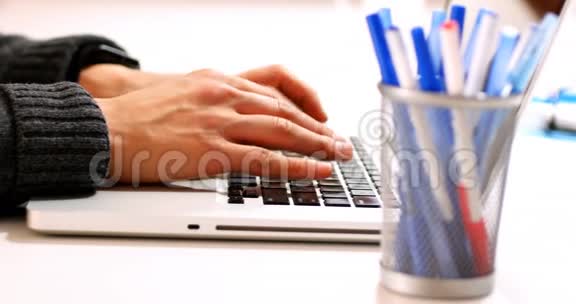 男性高管中段使用笔记本电脑视频的预览图