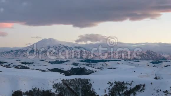 高加索山脉火山Elbrus上方云层的形成和运动视频的预览图