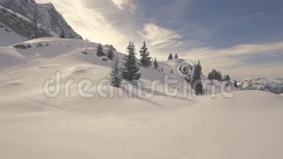 飞越雪山的无人机飞行视频的预览图