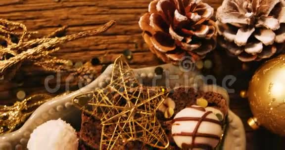 圣诞甜点和圣诞装饰视频的预览图