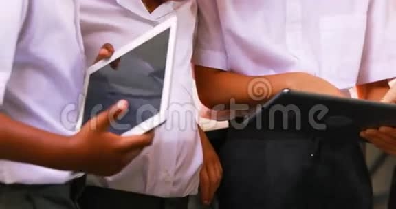 学生在课堂上使用数字平板电脑视频的预览图