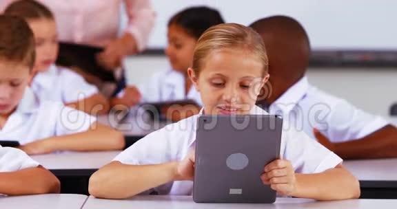 在教室里使用数字平板电脑的女学生视频的预览图