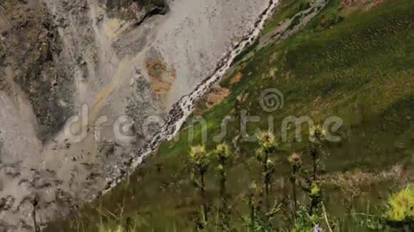 在埃尔布鲁斯地区的群山中行走视频的预览图
