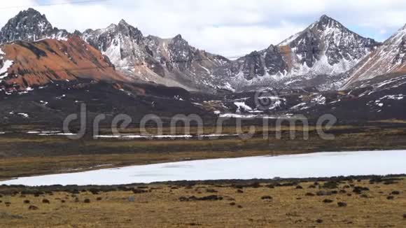 雪山和冰湖景观视频的预览图