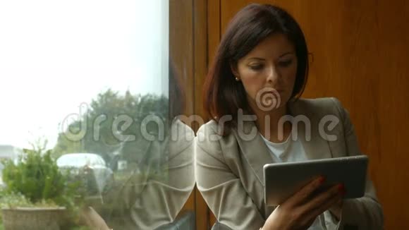 女商人用平板电脑视频的预览图