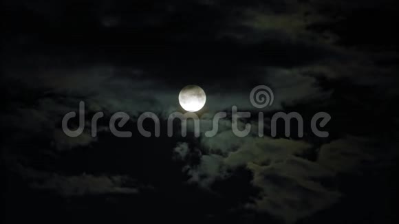 漆黑的天空中新月新云视频的预览图