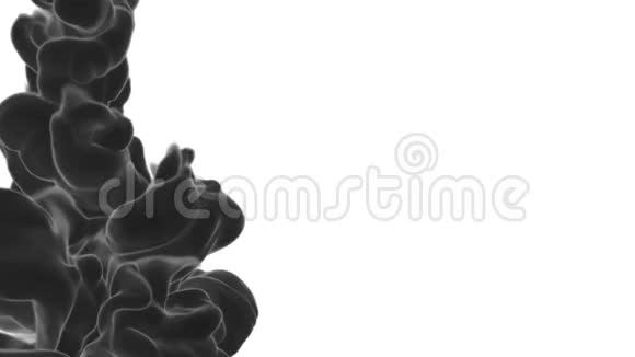 三维渲染黑色墨水在水或烟雾与阿尔法面具的运动效果和组合美丽的墨云或烟视频的预览图