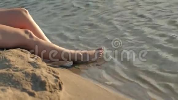 晚上女孩躺在河边的沙滩上视频的预览图