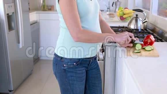 孕妇在厨房准备蔬菜视频的预览图