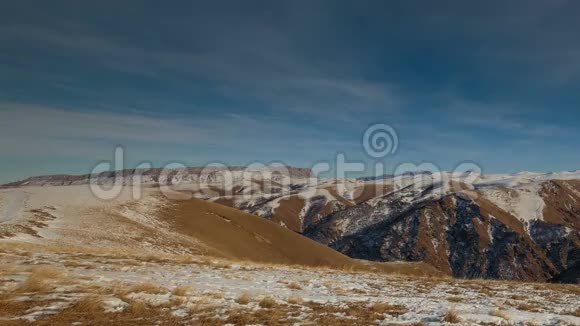 高加索山脉山坡上的金秋视频的预览图