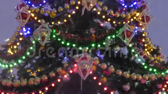 圣诞树上的灯视频的预览图