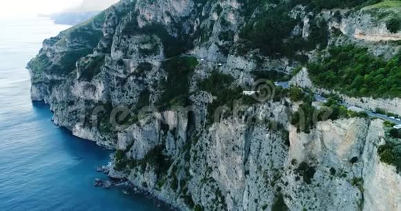 在意大利阿马尔菲海岸的波西塔诺的美丽飞行视频的预览图