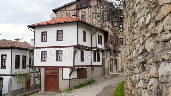 土耳其萨夫兰博鲁传统奥斯曼安纳托利亚村的景观视频的预览图