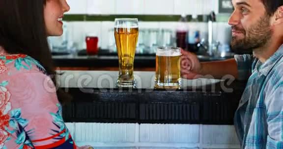 快乐的一对夫妇在喝啤酒的时候互动视频的预览图
