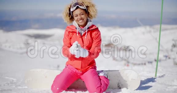 雪地里穿滑雪服的年轻女子视频的预览图