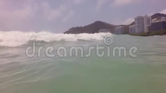 南海强浪在大东海滩的股票录像视频的预览图