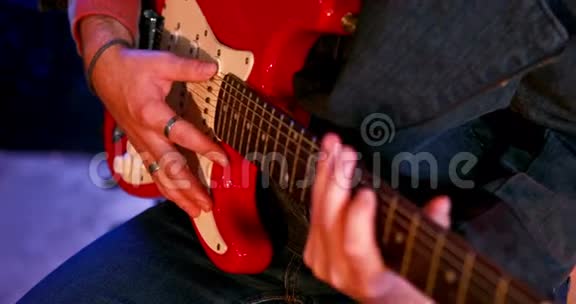 音乐家弹吉他的中间部分视频的预览图
