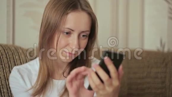 在家使用手机的年轻女子视频的预览图