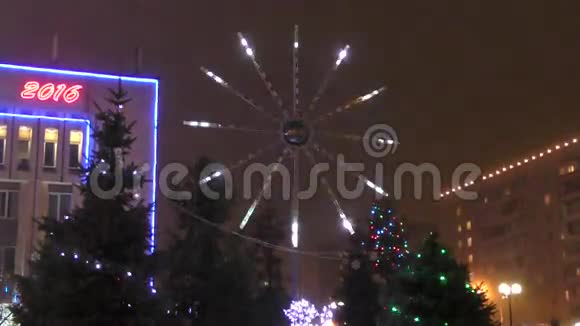 圣诞树上的灯视频的预览图