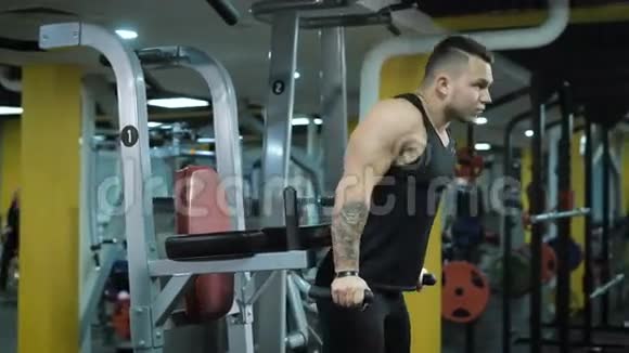 年轻的肌肉男在健身房锻炼视频的预览图