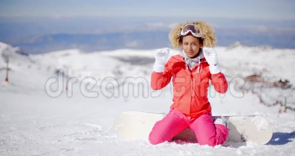 雪地里穿滑雪服的年轻女子视频的预览图