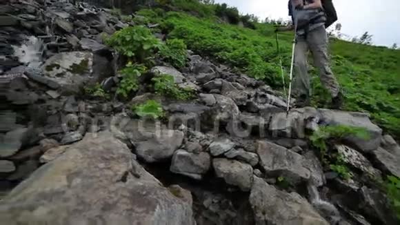 徒步旅行者的女人在山上行走视频的预览图