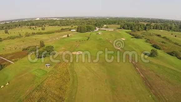 一架无人机飞过绿色高尔夫球场视频的预览图