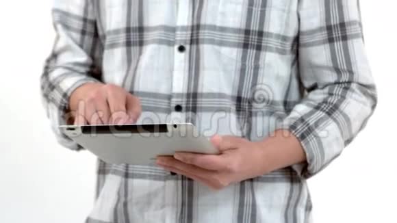 一个男人用他的平板电脑视频的预览图