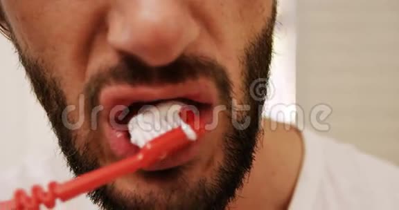 男人在浴室刷牙视频的预览图