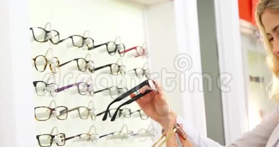 女性顾客挑选眼镜视频的预览图