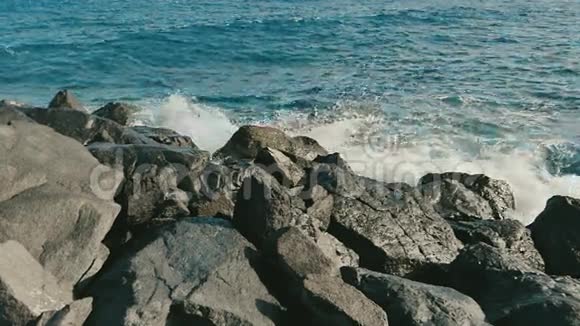 海浪拍打在石滩上视频的预览图