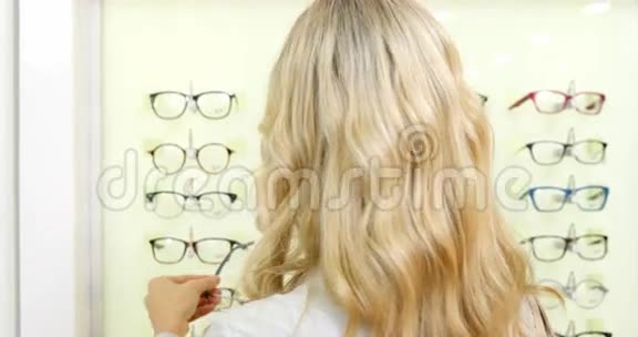 女性顾客挑选眼镜视频的预览图