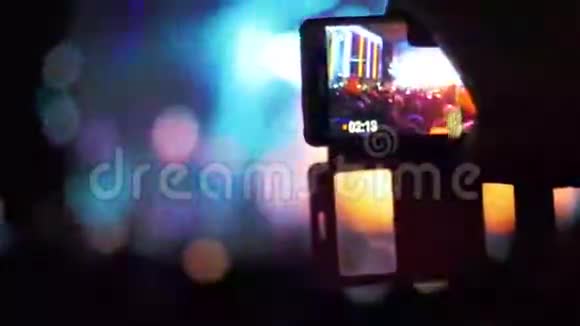 音乐节现场的音乐会观众及智能手机拍摄视频的预览图