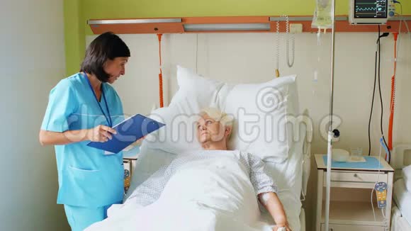 女护士与病人互动视频的预览图