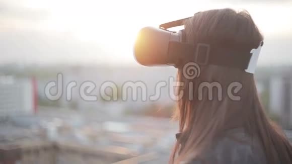 女人在屋顶上用虚拟现实眼镜视频的预览图