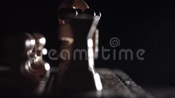 象棋特写木棋板商业理念黑色背景幻灯片摄影机工作室视频的预览图