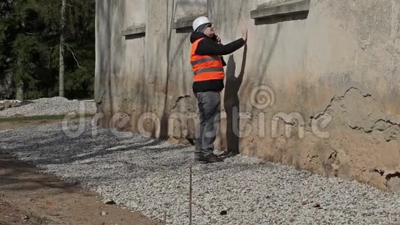 建筑检查员检查旧墙视频的预览图