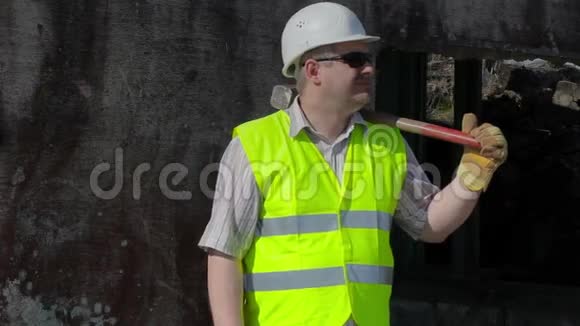 施工工人用大锤靠近墙壁视频的预览图