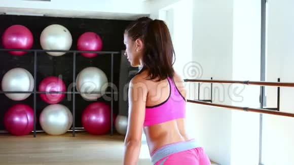 运动的女人在健身房锻炼视频的预览图