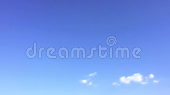 美丽的蓝天有云的背景天空云天空有云天气自然云蓝视频的预览图