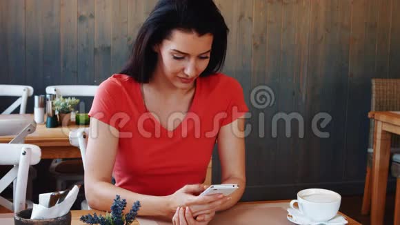 年轻女人用手机视频的预览图